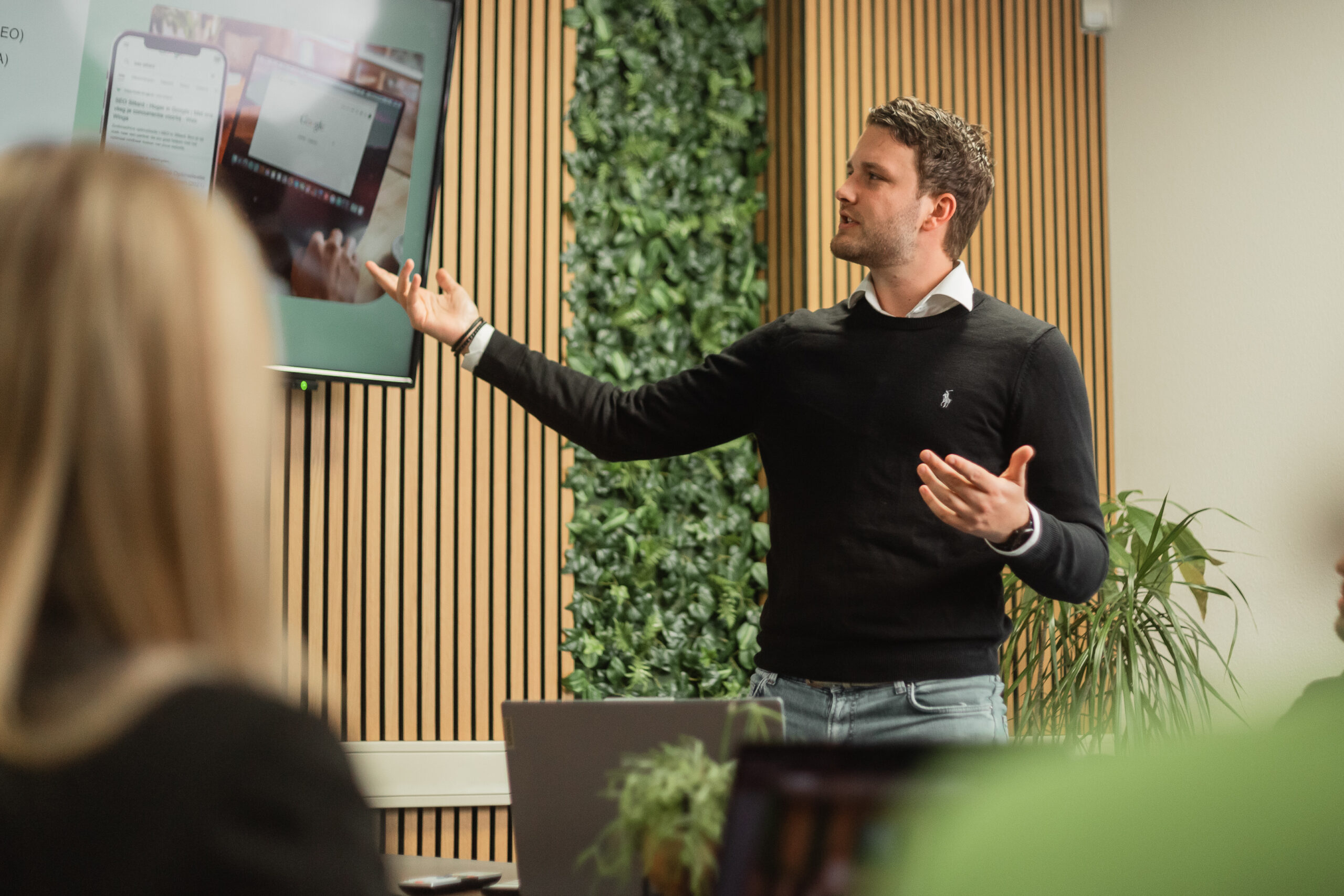 Specialist geeft een presentatie over AI toepassen webshop aan een team tijdens een interactieve sessie