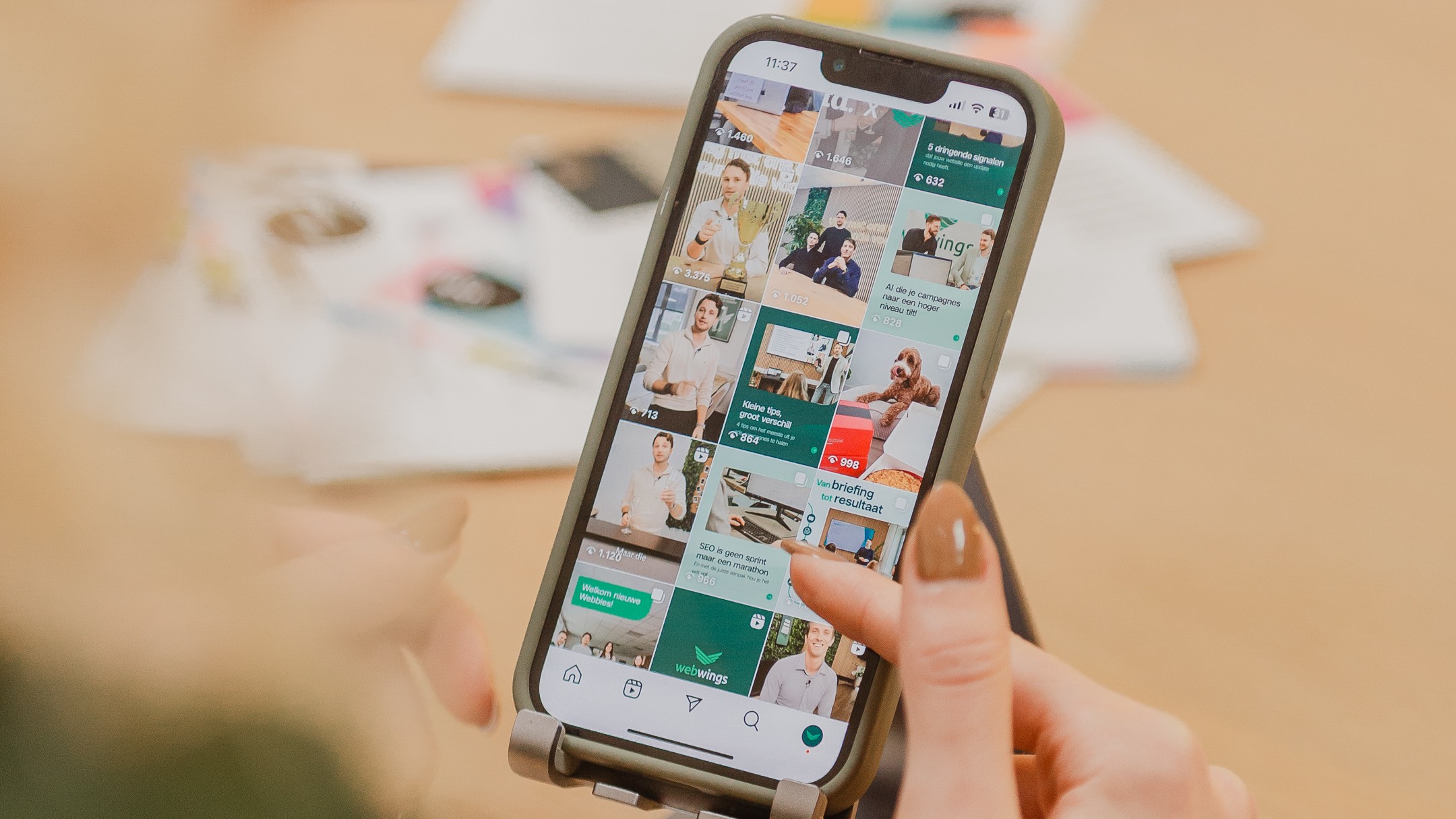 Instagram marketing op smartphone met overzicht van bedrijfscontent en Reels voor een sterke contentstrategie