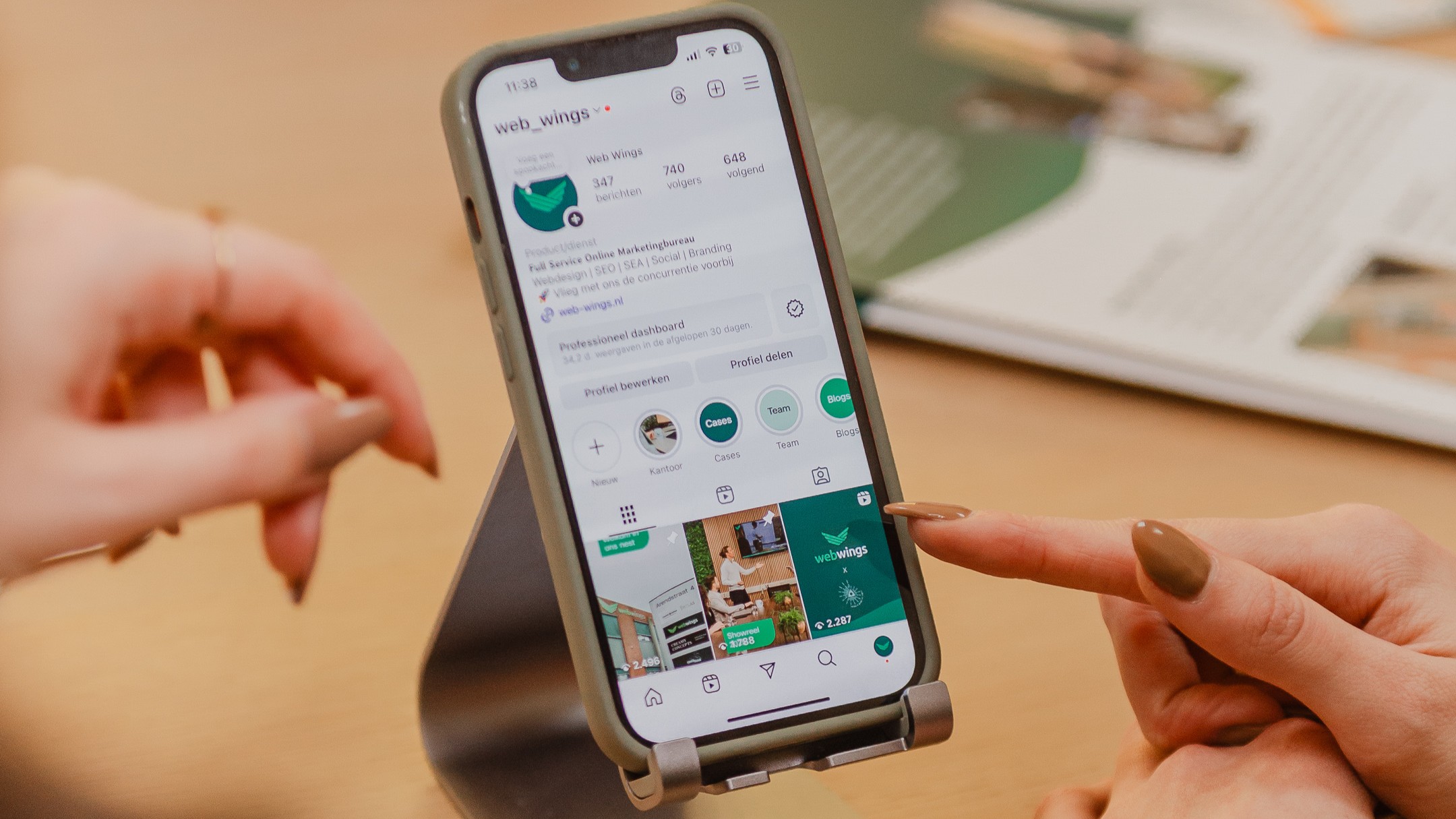Smartphone met Instagram-profiel op scherm, passend bij social media afmetingen 2026 voor optimale contentweergave.