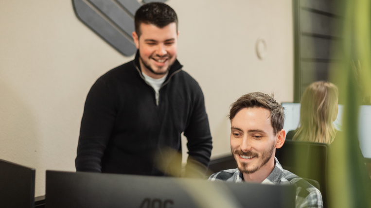 Online marketing specialisten werken samen achter een computer.