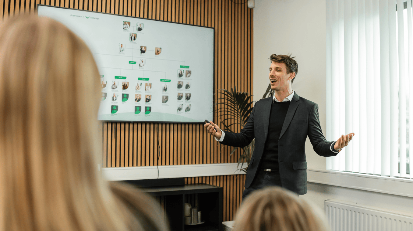 Ivan die iets presenteert