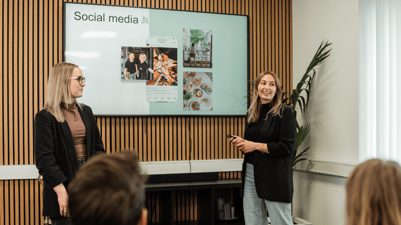 Nina en Lucie die presentatie geven over hoe je met een website hoger in google kunt komen